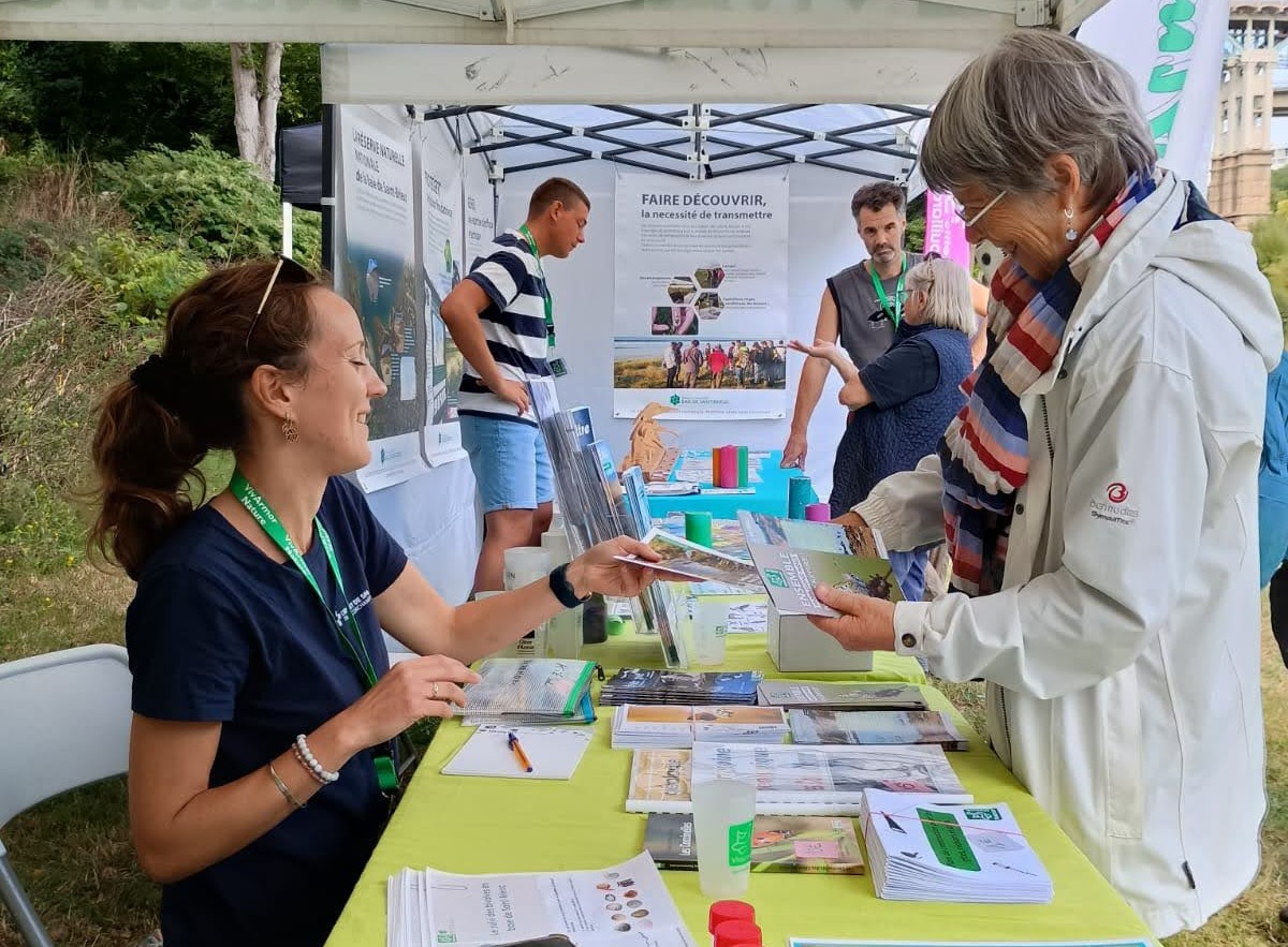 Stand au festival Folies en baie